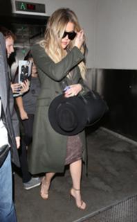 Khloé Kardashian feet photo thumbnail