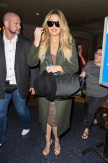 Khloé Kardashian feet photo thumbnail