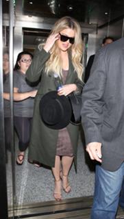 Khloé Kardashian feet photo thumbnail