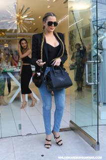 Khloé Kardashian feet photo thumbnail