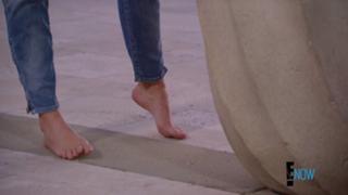 Khloé Kardashian feet photo thumbnail