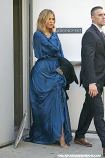 Khloé Kardashian feet photo thumbnail