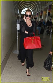 Khloé Kardashian feet photo thumbnail