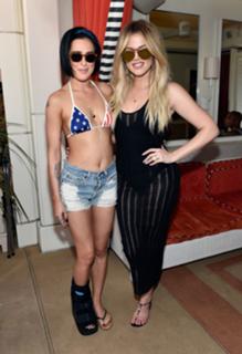 Khloé Kardashian feet photo thumbnail