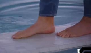 Khloé Kardashian feet photo thumbnail