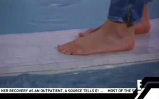 Khloé Kardashian feet photo thumbnail