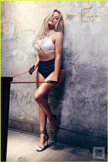 Khloé Kardashian feet photo thumbnail