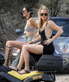 Khloé Kardashian feet photo thumbnail