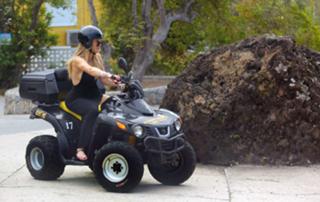 Khloé Kardashian feet photo thumbnail