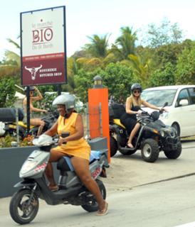 Khloé Kardashian feet photo thumbnail