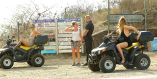 Khloé Kardashian feet photo thumbnail