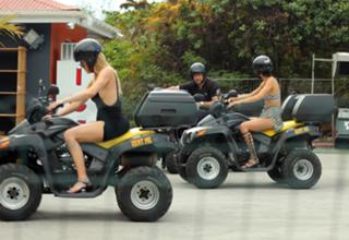 Khloé Kardashian feet photo thumbnail