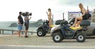 Khloé Kardashian feet photo thumbnail