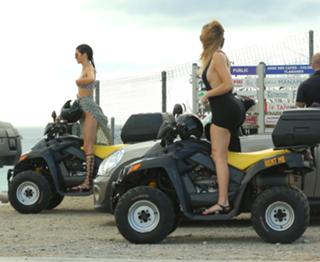 Khloé Kardashian feet photo thumbnail