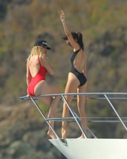 Khloé Kardashian feet photo thumbnail