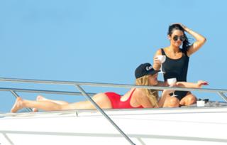 Khloé Kardashian feet photo thumbnail