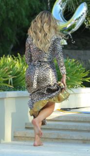 Khloé Kardashian feet photo thumbnail