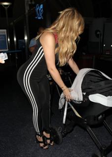 Khloé Kardashian feet photo thumbnail