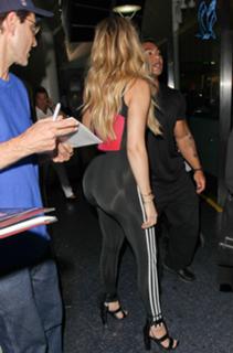 Khloé Kardashian feet photo thumbnail