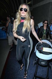 Khloé Kardashian feet photo thumbnail