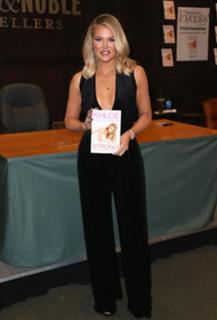 Khloé Kardashian feet photo thumbnail