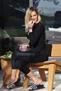 Khloé Kardashian feet photo thumbnail