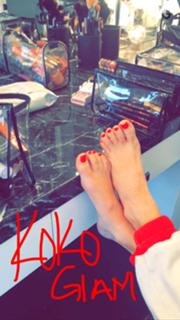 Khloé Kardashian feet photo thumbnail