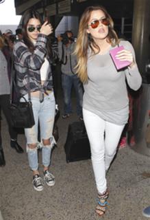 Khloé Kardashian feet photo thumbnail