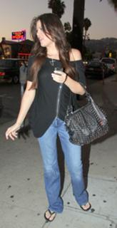 Khloé Kardashian feet photo thumbnail