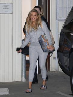 Khloé Kardashian feet photo thumbnail