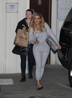 Khloé Kardashian feet photo thumbnail