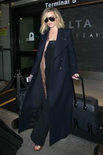 Khloé Kardashian feet photo thumbnail