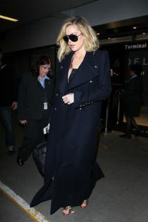 Khloé Kardashian feet photo thumbnail