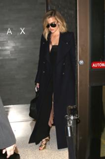 Khloé Kardashian feet photo thumbnail