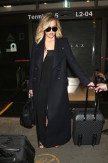 Khloé Kardashian feet photo thumbnail