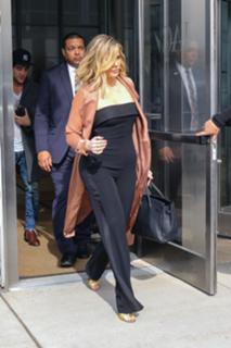 Khloé Kardashian feet photo thumbnail