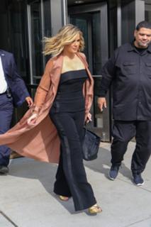 Khloé Kardashian feet photo thumbnail