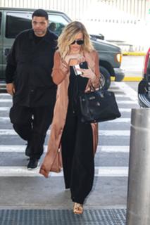 Khloé Kardashian feet photo thumbnail