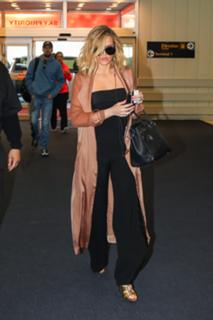 Khloé Kardashian feet photo thumbnail