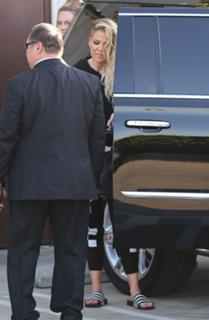 Khloé Kardashian feet photo thumbnail