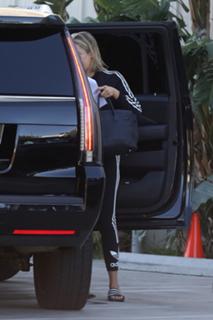 Khloé Kardashian feet photo thumbnail