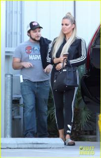 Khloé Kardashian feet photo thumbnail