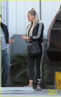 Khloé Kardashian feet photo thumbnail