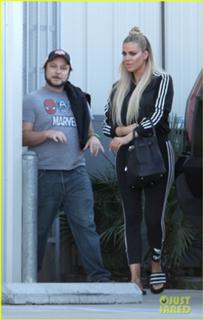 Khloé Kardashian feet photo thumbnail