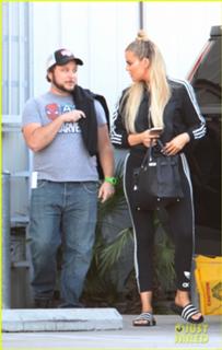 Khloé Kardashian feet photo thumbnail