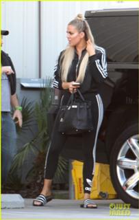 Khloé Kardashian feet photo thumbnail