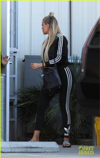 Khloé Kardashian feet photo thumbnail