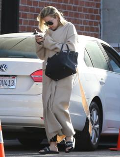 Khloé Kardashian feet photo thumbnail