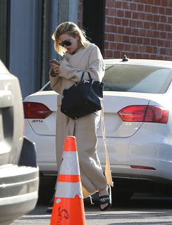 Khloé Kardashian feet photo thumbnail