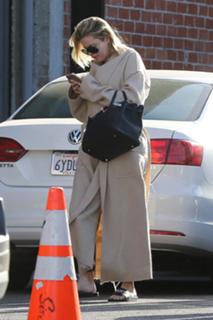 Khloé Kardashian feet photo thumbnail